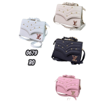 Bolso Estructurado Elegante con Taches y Costuras