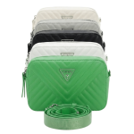 Bolso Bandolera "Camera Bag" Matelasse con Chevron, Logo Triangular Metálico "GUESS" y Correa Ajustable - Ref. 10541 NO