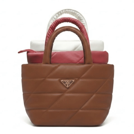 Bolso de Mano Estructurado Tipo Tote Acolchado con Asas Superiores y Placa Metálica Frontal