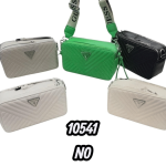 Bolso Bandolera "Camera Bag" Matelasse con Chevron, Logo Triangular Metálico "GUESS" y Correa Ajustable - Ref. 10541 NO - Image 2