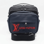 Bolso Bandolera "Camera Bag" de Cuero Taurillon Grabado con Logo "LV LOUIS VUITTON"