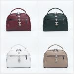 Bolso de Mano Elegante con Detalle de Cadenita y Colgante de Oso de Diamantes - Image 2