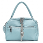 Bolso de Mano con Múltiples Bolsillos y Detalle de Cadena con Osito