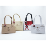 bolsos de mano elegantes con texturas variadas y detalles colgantes - Image 2