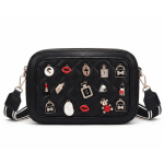 bolso bandolera acolchado con charms decorativos