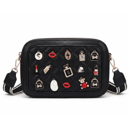 bolso bandolera acolchado con charms decorativos