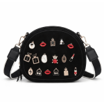 Bolso bandolera negro de antelina con charms dorados