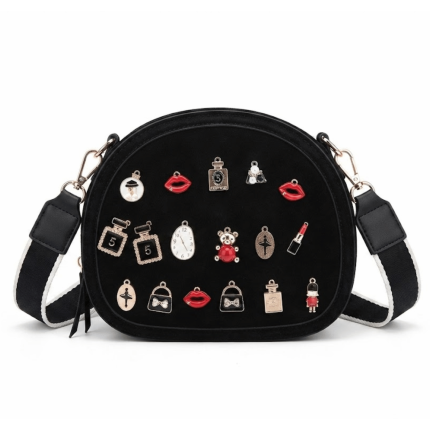 Bolso bandolera negro de antelina con charms dorados