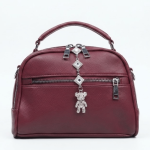 Bolso de Mano Elegante con Detalle de Cadenita y Colgante de Oso de Diamantes