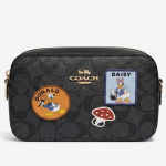 bolso tipo cámara coach x disney con parches de personajes