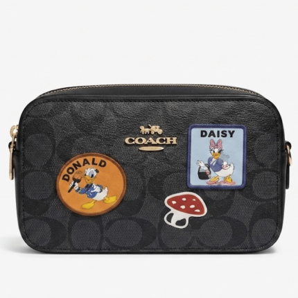 bolso tipo cámara coach x disney con parches de personajes