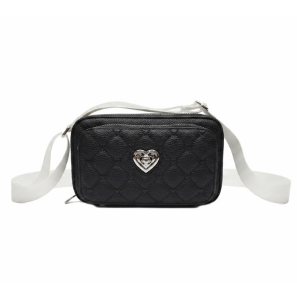 colección de cuatro bolsos bandolera con acolchado de corazones y detalle de corazón metálico central